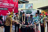 Presiden Direktur PT Hino Motors Sales Indonesia (HMSI) Shingo Sakai menyerahkan satu unit truk Hino 300 Series kepada Kepala SMK Muhammadiyah 3 Yogyakarta, Kustejo, sebagai kendaraan praktik siswa untuk mendukung pendidikan vokasi dan meningkatkan kompetensi sesuai kebutuhan industri kendaraan niaga.