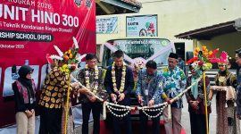 Presiden Direktur PT Hino Motors Sales Indonesia (HMSI) Shingo Sakai menyerahkan satu unit truk Hino 300 Series kepada Kepala SMK Muhammadiyah 3 Yogyakarta, Kustejo, sebagai kendaraan praktik siswa untuk mendukung pendidikan vokasi dan meningkatkan kompetensi sesuai kebutuhan industri kendaraan niaga.