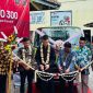 Presiden Direktur PT Hino Motors Sales Indonesia (HMSI) Shingo Sakai menyerahkan satu unit truk Hino 300 Series kepada Kepala SMK Muhammadiyah 3 Yogyakarta, Kustejo, sebagai kendaraan praktik siswa untuk mendukung pendidikan vokasi dan meningkatkan kompetensi sesuai kebutuhan industri kendaraan niaga.