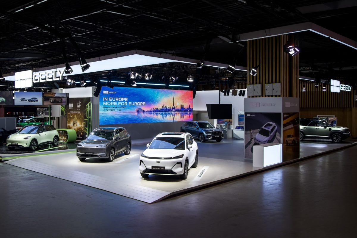 Booth Geely Auto Group yang menampilkan sejumlah model kendaraan dalam ajang Paris Motor Show 2026 di Paris Expo Porte de Versailles, Prancis. Geely membawa tiga merek, yakni Geely Auto, Lynk & Co, dan ZEEKR, untuk memperluas pasar otomotif di Eropa.