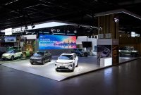 Booth Geely Auto Group yang menampilkan sejumlah model kendaraan dalam ajang Paris Motor Show 2026 di Paris Expo Porte de Versailles, Prancis. Geely membawa tiga merek, yakni Geely Auto, Lynk & Co, dan ZEEKR, untuk memperluas pasar otomotif di Eropa.