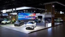 Booth Geely Auto Group yang menampilkan sejumlah model kendaraan dalam ajang Paris Motor Show 2026 di Paris Expo Porte de Versailles, Prancis. Geely membawa tiga merek, yakni Geely Auto, Lynk & Co, dan ZEEKR, untuk memperluas pasar otomotif di Eropa.
