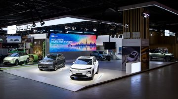 Booth Geely Auto Group yang menampilkan sejumlah model kendaraan dalam ajang Paris Motor Show 2026 di Paris Expo Porte de Versailles, Prancis. Geely membawa tiga merek, yakni Geely Auto, Lynk & Co, dan ZEEKR, untuk memperluas pasar otomotif di Eropa.