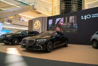 Mercedes-Benz menghadirkan 12 model kendaraan dalam STAR DRIVE 2026 di Senayan City, Jakarta, pada 14–18 Oktober 2026. Pengunjung dapat melihat berbagai model sekaligus mengikuti sesi test drive sesuai ketersediaan.
