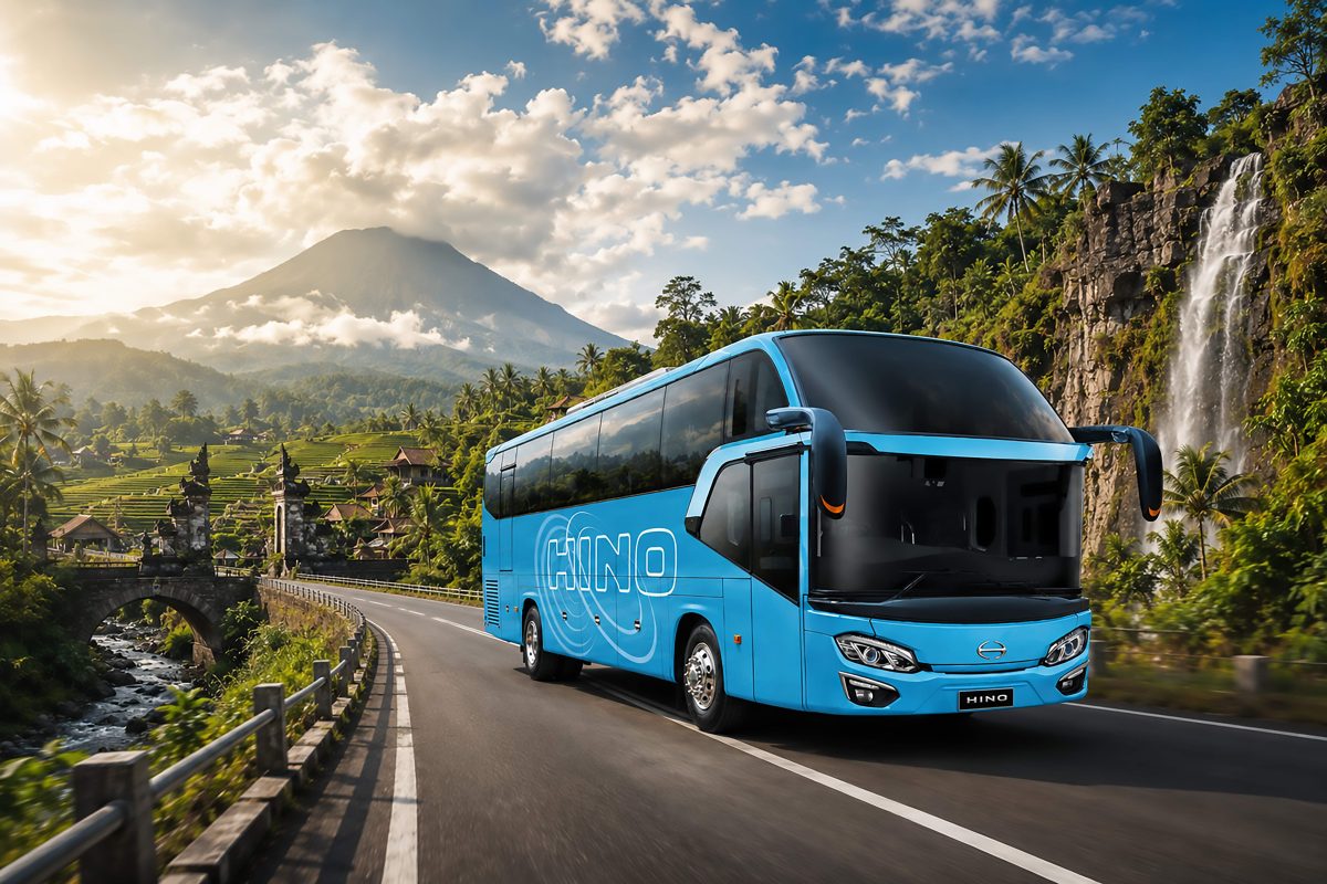 Bus Hino Big Bus melintas di jalur wisata. Peningkatan kapasitas baterai menjadi 2 x 150 Ah ditujukan untuk menunjang kebutuhan kelistrikan dan kenyamanan operasional bus pariwisata maupun angkutan antarkota dan antarprovinsi (AKAP).