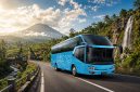 Bus Hino Big Bus melintas di jalur wisata. Peningkatan kapasitas baterai menjadi 2 x 150 Ah ditujukan untuk menunjang kebutuhan kelistrikan dan kenyamanan operasional bus pariwisata maupun angkutan antarkota dan antarprovinsi (AKAP).