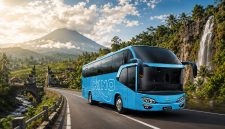 Bus Hino Big Bus melintas di jalur wisata. Peningkatan kapasitas baterai menjadi 2 x 150 Ah ditujukan untuk menunjang kebutuhan kelistrikan dan kenyamanan operasional bus pariwisata maupun angkutan antarkota dan antarprovinsi (AKAP).