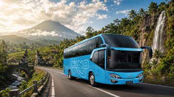 Bus Hino Big Bus melintas di jalur wisata. Peningkatan kapasitas baterai menjadi 2 x 150 Ah ditujukan untuk menunjang kebutuhan kelistrikan dan kenyamanan operasional bus pariwisata maupun angkutan antarkota dan antarprovinsi (AKAP).