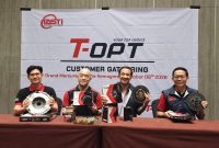 Sejumlah perwakilan dan mitra T-OPT menunjukkan produk suku cadang, termasuk komponen kopling, dalam kegiatan Customer Gathering di Grand Mercure Jakarta Kemayoran, Jakarta, Selasa (6/10/2026).