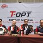 Sejumlah perwakilan dan mitra T-OPT menunjukkan produk suku cadang, termasuk komponen kopling, dalam kegiatan Customer Gathering di Grand Mercure Jakarta Kemayoran, Jakarta, Selasa (6/10/2026).