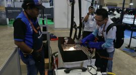 Pengunjung menyaksikan demonstrasi peralatan dan teknologi perbaikan otomotif dalam pameran Automechanika Jakarta 2026 di NICE, Kabupaten Tangerang, Banten, 24–27 September 2026. Pameran ini menghadirkan inovasi industri otomotif serta menjadi ajang pertukaran pengetahuan bagi pelaku industri dan teknisi.