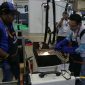 Pengunjung menyaksikan demonstrasi peralatan dan teknologi perbaikan otomotif dalam pameran Automechanika Jakarta 2026 di NICE, Kabupaten Tangerang, Banten, 24–27 September 2026. Pameran ini menghadirkan inovasi industri otomotif serta menjadi ajang pertukaran pengetahuan bagi pelaku industri dan teknisi.