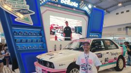 Brand Strategi Belkote, Gimy Bayu, berpose di depan mobil reli milik Rifat Sungkar yang menggunakan cat Belkote di booth IMX 2026, Jumat (9/10/2026).