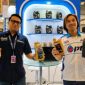 Direktur PT Sumber Suwarna Unisindo, Hannes Chang (kiri), bersama perwakilan PTT Lubricants menunjukkan produk pelumas dalam ajang Indonesia Modification & Lifestyle Expo (IMX) 2026. PTT Lubricants memperkenalkan teknologi EVOTEC yang diklaim mampu meningkatkan efisiensi bahan bakar dan perlindungan mesin. (Foto: Dok. PTT Lubricants)