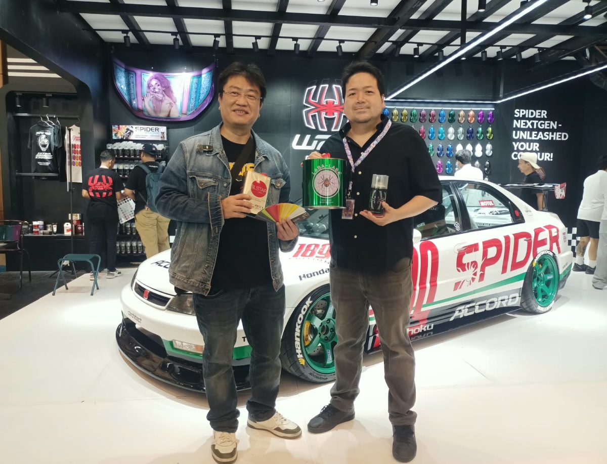 Mengenal produk cat chrome SPIDER Paint yang dirancang untuk modifikasi bodi mobil, diperkenalkan oleh Direktur Operasional SPIDER, Herry Kasmara, dalam ajang IMX 2026 di ICE BSD, Tangerang, Sabtu (10/10/2026).