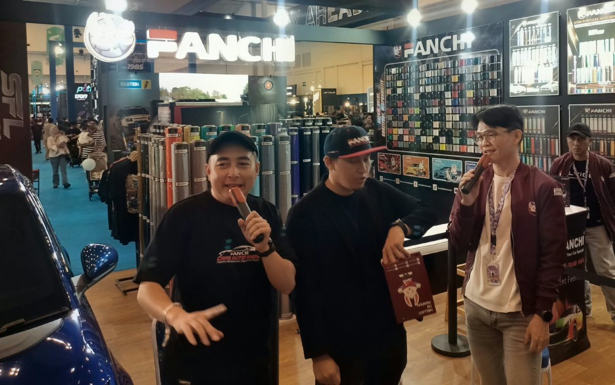 Manager Sales Fanchi, Jhon Eltons T.W. (kanan), bersama Hanif memaparkan produk stiker wrapping kepada pengunjung di booth Fanchi dalam ajang Indonesia Modification & Lifestyle Expo (IMX) 2026 di ICE BSD, Tangerang, Sabtu (10/10/2026).