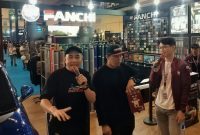 Manager Sales Fanchi, Jhon Eltons T.W. (kanan), bersama Hanif memaparkan produk stiker wrapping kepada pengunjung di booth Fanchi dalam ajang Indonesia Modification & Lifestyle Expo (IMX) 2026 di ICE BSD, Tangerang, Sabtu (10/10/2026).
