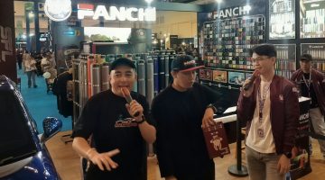 Manager Sales Fanchi, Jhon Eltons T.W. (kanan), bersama Hanif memaparkan produk stiker wrapping kepada pengunjung di booth Fanchi dalam ajang Indonesia Modification & Lifestyle Expo (IMX) 2026 di ICE BSD, Tangerang, Sabtu (10/10/2026).