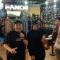 Manager Sales Fanchi, Jhon Eltons T.W. (kanan), bersama Hanif memaparkan produk stiker wrapping kepada pengunjung di booth Fanchi dalam ajang Indonesia Modification & Lifestyle Expo (IMX) 2026 di ICE BSD, Tangerang, Sabtu (10/10/2026).