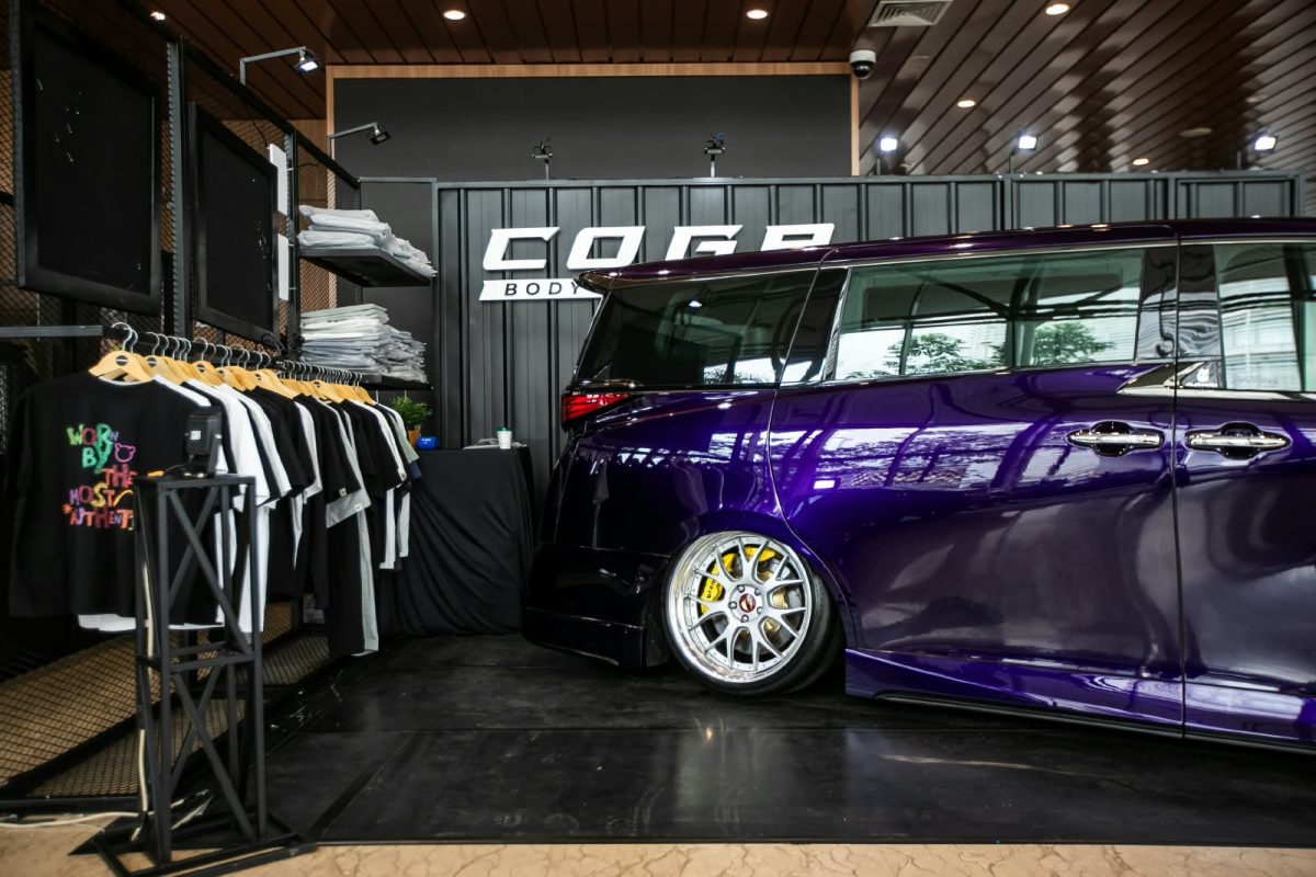 Toyota Alphard berwarna ungu dengan modifikasi bergaya VIP tampil di booth Coga Bodykit dalam ajang Indonesia Modification & Lifestyle Expo (IMX) 2026 di ICE BSD, Tangerang, Sabtu (10/10/2026).
