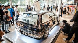 Honda Civic Super Nouva milik Roy Ricardo tampil dengan bodi berlapis cat chrome, pintu modifikasi yang terbuka ke atas, dan interior bernuansa putih, menarik perhatian pengunjung IMX 2026 di ICE BSD, Tangerang, Sabtu (10/10/2026).