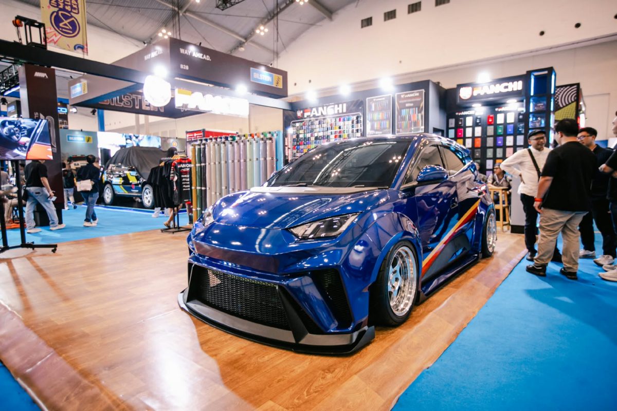 Tampilan depan BYD Atto 1 modifikasi milik Ridwan Hanif dengan wide body kit, pelek aftermarket, dan wrapping biru dipamerkan di booth Fanchi dalam IMX 2026 di ICE BSD, Tangerang, Sabtu (10/10/2026).