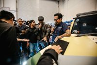Gofar Hilman dan Deddy Corbuzier menjelaskan konsep modifikasi Suzuki Jimny bertema anti-zombie kepada pengunjung dalam pameran IMX 2026.