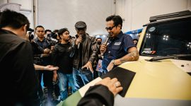 Gofar Hilman dan Deddy Corbuzier menjelaskan konsep modifikasi Suzuki Jimny bertema anti-zombie kepada pengunjung dalam pameran IMX 2026.