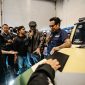 Gofar Hilman dan Deddy Corbuzier menjelaskan konsep modifikasi Suzuki Jimny bertema anti-zombie kepada pengunjung dalam pameran IMX 2026.