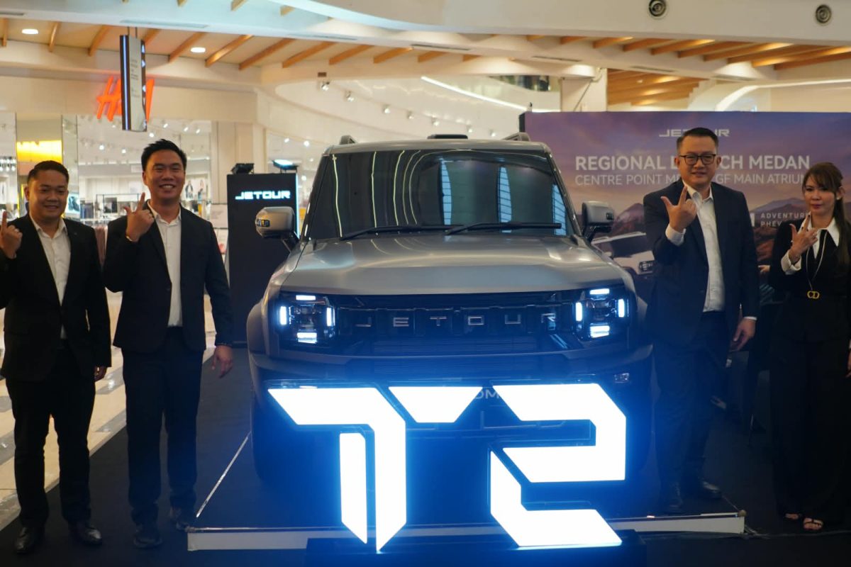 Sejumlah perwakilan Jetour berpose di samping SUV Jetour T2 dalam ajang Regional Launch Medan di Centre Point Mall, Medan.
