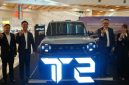 Sejumlah perwakilan Jetour berpose di samping SUV Jetour T2 dalam ajang Regional Launch Medan di Centre Point Mall, Medan.
