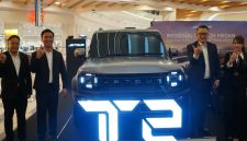 Sejumlah perwakilan Jetour berpose di samping SUV Jetour T2 dalam ajang Regional Launch Medan di Centre Point Mall, Medan.
