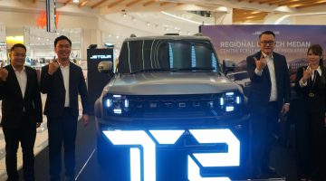 Sejumlah perwakilan Jetour berpose di samping SUV Jetour T2 dalam ajang Regional Launch Medan di Centre Point Mall, Medan.