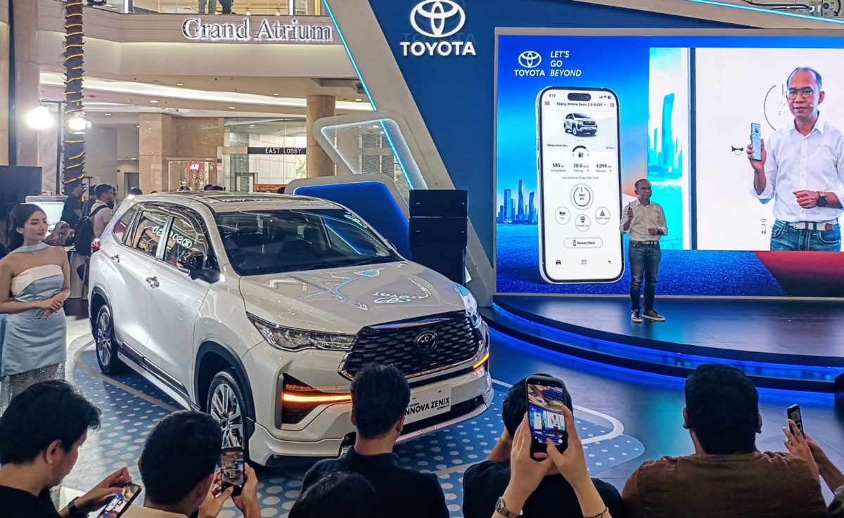 Toyota Kijang Innova Zenix Hybrid EV ditampilkan dalam acara Connected Toyota Space Media Gathering di Grand Atrium, Mall Kota Kasablanka, Jakarta, Rabu (21/10/2026). Dalam kesempatan tersebut, Toyota memperkenalkan teknologi konektivitas T-Intouch with Toyota Remote yang memungkinkan pelanggan mengakses sejumlah fungsi kendaraan melalui smartphone.