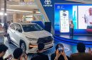 Toyota Kijang Innova Zenix Hybrid EV ditampilkan dalam acara Connected Toyota Space Media Gathering di Grand Atrium, Mall Kota Kasablanka, Jakarta, Rabu (21/10/2026). Dalam kesempatan tersebut, Toyota memperkenalkan teknologi konektivitas T-Intouch with Toyota Remote yang memungkinkan pelanggan mengakses sejumlah fungsi kendaraan melalui smartphone.