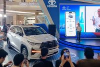 Toyota Kijang Innova Zenix Hybrid EV ditampilkan dalam acara Connected Toyota Space Media Gathering di Grand Atrium, Mall Kota Kasablanka, Jakarta, Rabu (21/10/2026). Dalam kesempatan tersebut, Toyota memperkenalkan teknologi konektivitas T-Intouch with Toyota Remote yang memungkinkan pelanggan mengakses sejumlah fungsi kendaraan melalui smartphone.