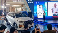 Toyota Kijang Innova Zenix Hybrid EV ditampilkan dalam acara Connected Toyota Space Media Gathering di Grand Atrium, Mall Kota Kasablanka, Jakarta, Rabu (21/10/2026). Dalam kesempatan tersebut, Toyota memperkenalkan teknologi konektivitas T-Intouch with Toyota Remote yang memungkinkan pelanggan mengakses sejumlah fungsi kendaraan melalui smartphone.