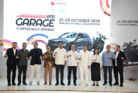 Jajaran pejabat Pemerintah Kota Balikpapan, perwakilan Dyandra Promosindo, dan pemangku kepentingan berfoto bersama saat pembukaan IIMS Garage Balikpapan 2026 di Pentacity Mall, Balikpapan, Rabu (21/10/2026). Pameran otomotif ini berlangsung hingga 25 Oktober 2026 dengan menghadirkan 15 merek mobil dan motor.