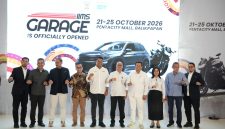 Jajaran pejabat Pemerintah Kota Balikpapan, perwakilan Dyandra Promosindo, dan pemangku kepentingan berfoto bersama saat pembukaan IIMS Garage Balikpapan 2026 di Pentacity Mall, Balikpapan, Rabu (21/10/2026). Pameran otomotif ini berlangsung hingga 25 Oktober 2026 dengan menghadirkan 15 merek mobil dan motor.