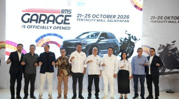 Jajaran pejabat Pemerintah Kota Balikpapan, perwakilan Dyandra Promosindo, dan pemangku kepentingan berfoto bersama saat pembukaan IIMS Garage Balikpapan 2026 di Pentacity Mall, Balikpapan, Rabu (21/10/2026). Pameran otomotif ini berlangsung hingga 25 Oktober 2026 dengan menghadirkan 15 merek mobil dan motor.
