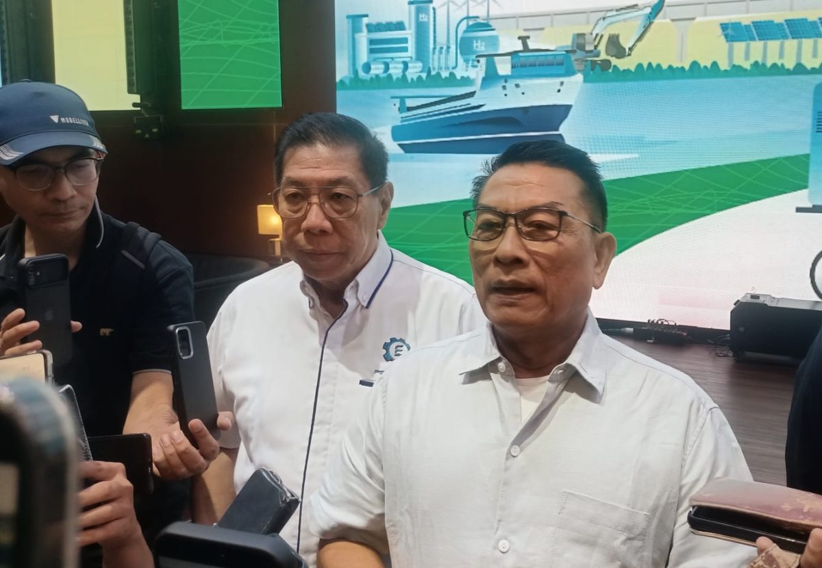 Ketua Umum Periklindo, Moeldoko (kanan), memberikan keterangan kepada awak media terkait perkembangan industri kendaraan listrik di sela kegiatan Periklindo Electric Vehicle Show (PEVS) 2026.