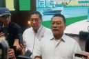 Ketua Umum Periklindo, Moeldoko (kanan), memberikan keterangan kepada awak media terkait perkembangan industri kendaraan listrik di sela kegiatan Periklindo Electric Vehicle Show (PEVS) 2026.