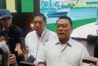 Ketua Umum Periklindo, Moeldoko (kanan), memberikan keterangan kepada awak media terkait perkembangan industri kendaraan listrik di sela kegiatan Periklindo Electric Vehicle Show (PEVS) 2026.