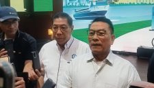 Ketua Umum Periklindo, Moeldoko (kanan), memberikan keterangan kepada awak media terkait perkembangan industri kendaraan listrik di sela kegiatan Periklindo Electric Vehicle Show (PEVS) 2026.
