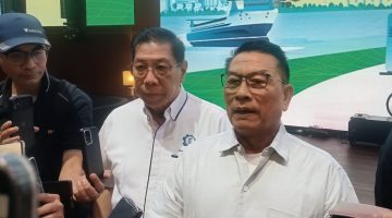 Ketua Umum Periklindo, Moeldoko (kanan), memberikan keterangan kepada awak media terkait perkembangan industri kendaraan listrik di sela kegiatan Periklindo Electric Vehicle Show (PEVS) 2026.