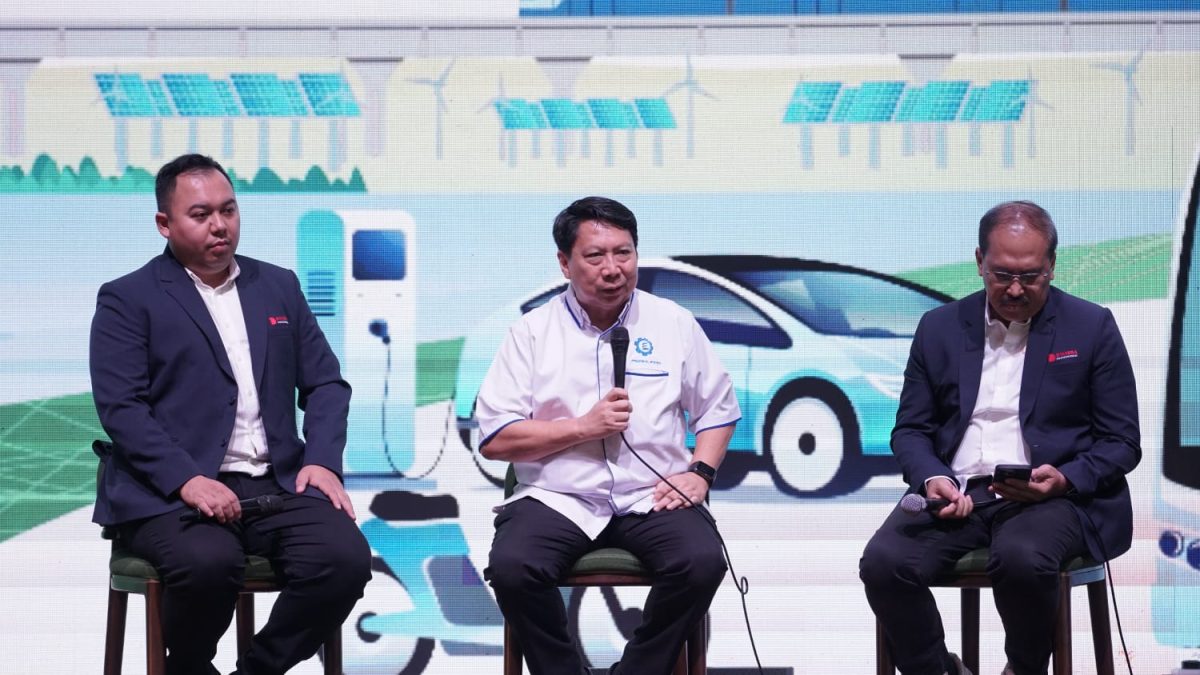 Perwakilan Dyandra Promosindo dan pelaku industri kendaraan listrik mengikuti sesi diskusi dalam konferensi pers PEVS 2026 di Jakarta, Kamis (22/10/2026).