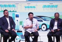Perwakilan Dyandra Promosindo dan pelaku industri kendaraan listrik mengikuti sesi diskusi dalam konferensi pers PEVS 2026 di Jakarta, Kamis (22/10/2026).