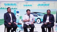 Perwakilan Dyandra Promosindo dan pelaku industri kendaraan listrik mengikuti sesi diskusi dalam konferensi pers PEVS 2026 di Jakarta, Kamis (22/10/2026).