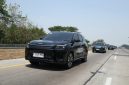 Sejumlah unit DFSK E5 Plus melaju di jalan tol dalam rangkaian perjalanan kendaraan elektrifikasi, menunjukkan penggunaan teknologi plug-in hybrid (PHEV) untuk mendukung mobilitas jarak jauh.
