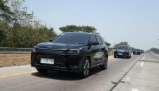 Sejumlah unit DFSK E5 Plus melaju di jalan tol dalam rangkaian perjalanan kendaraan elektrifikasi, menunjukkan penggunaan teknologi plug-in hybrid (PHEV) untuk mendukung mobilitas jarak jauh.